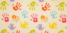 Fundo branco com o decalque de mãos de crianças pintadas de cor vermelha, azul claro, verde claro e amarelo